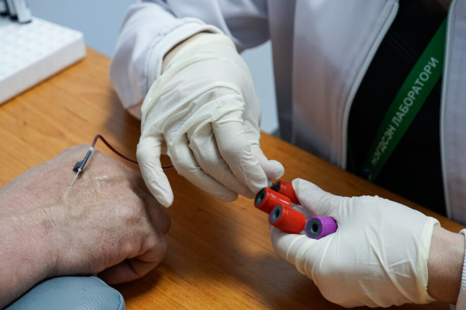 Өмнөговь аймгийн Бүсийн оношилгоо эмчилгээний төвийн лаборант Цэнд-Аюушын Энхбаяр (зүүн гар тал) болон Бат-Эрдэнийн Эрдэнэтуяа нар эрт илрүүлэг үзлэгт хамрагдаж буй иргэдээс цусны шинжилгээний сорьц авч байна