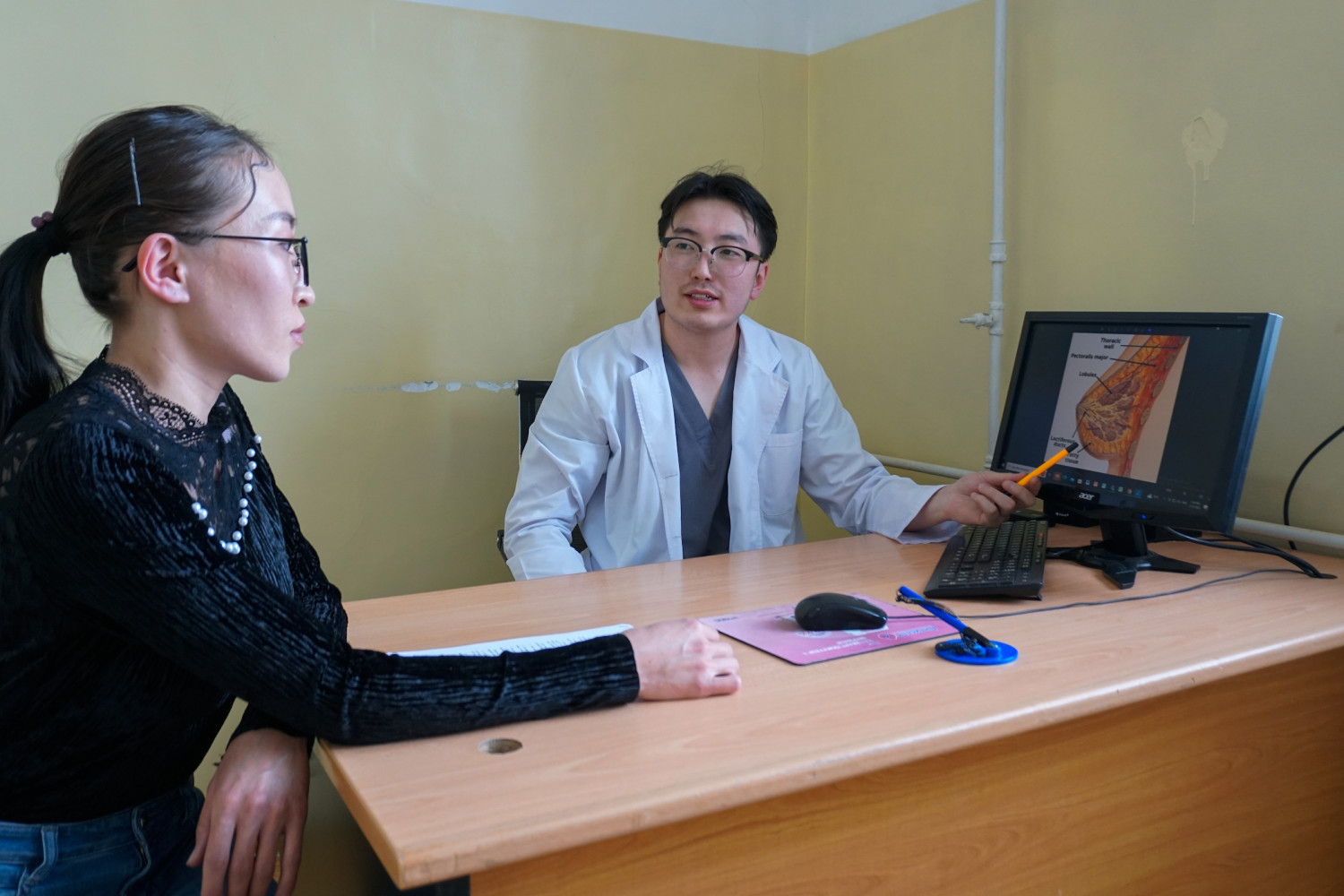 Монголчууд хөхний үрэвслийг эмчлэхдээ дом заслын арга ашиглах нь түгээмэл. Хөхөн дээр загас зурах, хөхний улайж, хавдсан хэсгийг ихэр хүүхдийн оймсоор нар зөв тойруулан шүргүүлэх, үсний самаар самнах эсвэл баавгайн савраар хөхийг савардан, “эм болоорой, дом болоорой” гэж хэлэх зэрэг олон арга бий.