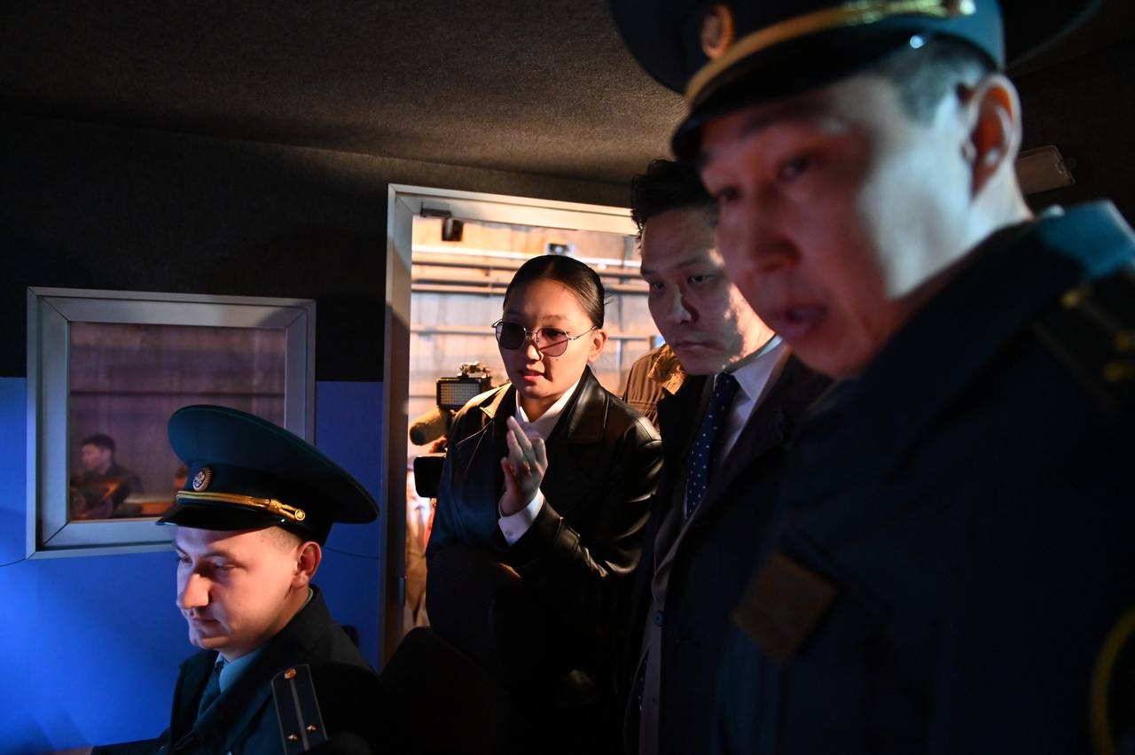 Боомтын сэргэлтийн үндэсний хорооны дарга асан Б.Тулгад орчуулга хийж буй нь. 2024 он