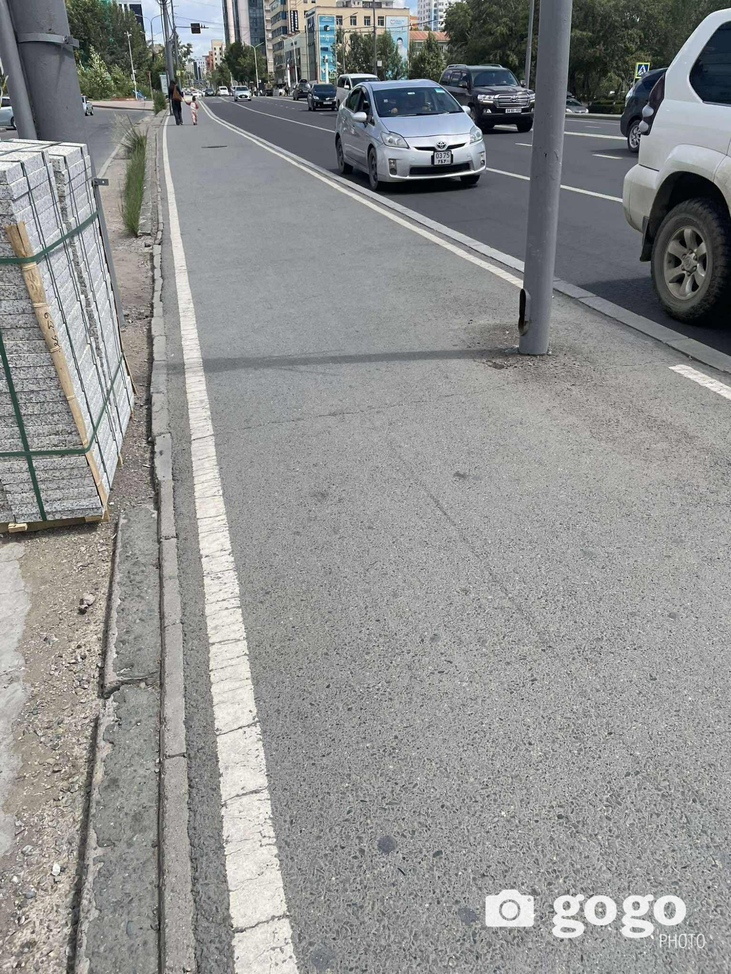 Багшийн дээдээс зүүн тийшээх энэ замыг мөн хуулахаар хажууд нь хавтангууд авчирчээ. 