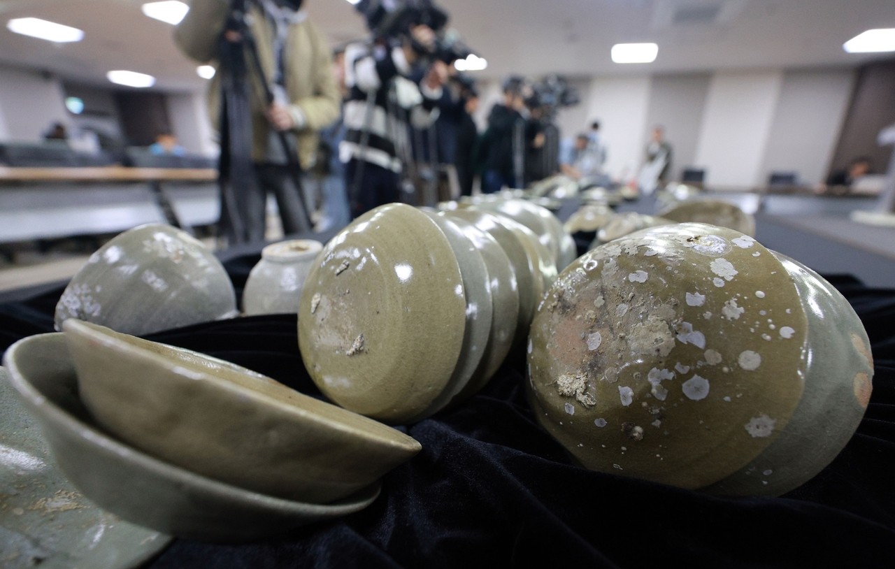 Artifacts believed to be from the 12th-century cargo vessel found in Taean waters are shown to the press at the National Palace Museum of Korea in Seoul on Monday. (Yonhap)