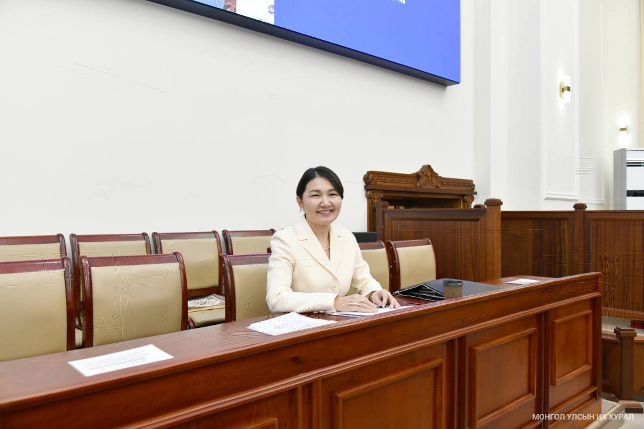 Улсын Их Хурлын Ерөнхий нарийн бичгийн даргаар томилогдсон, Монгол Улсын Гавьяат хуульч Л.Өлзийсайхан