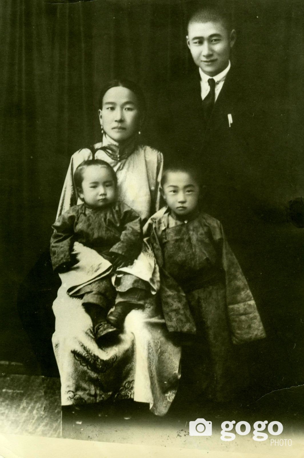 М.Бат-Очир эхнэр М.Дашням, том хүү Дашдондог, охин Цэнд-Аюушийн хамт