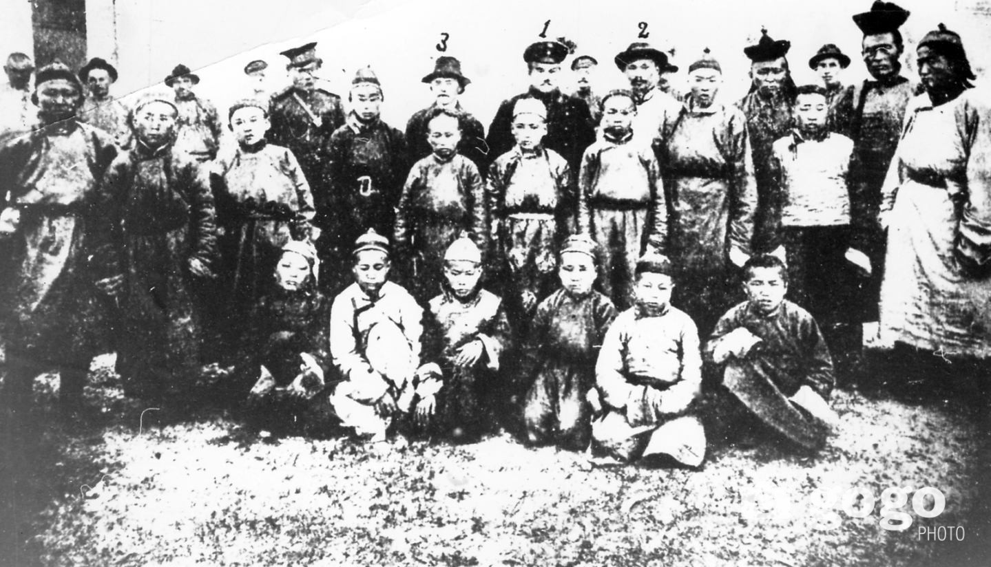 Монголд орчин үеийн боловсролыг нэвтрүүлэхээр Хаант Орост суралцаж буй хүүхдүүд орос, монгол багш нарын хамт. Урд эгнээнд зүүн гар талаас 2-рт М.Бат-Очир