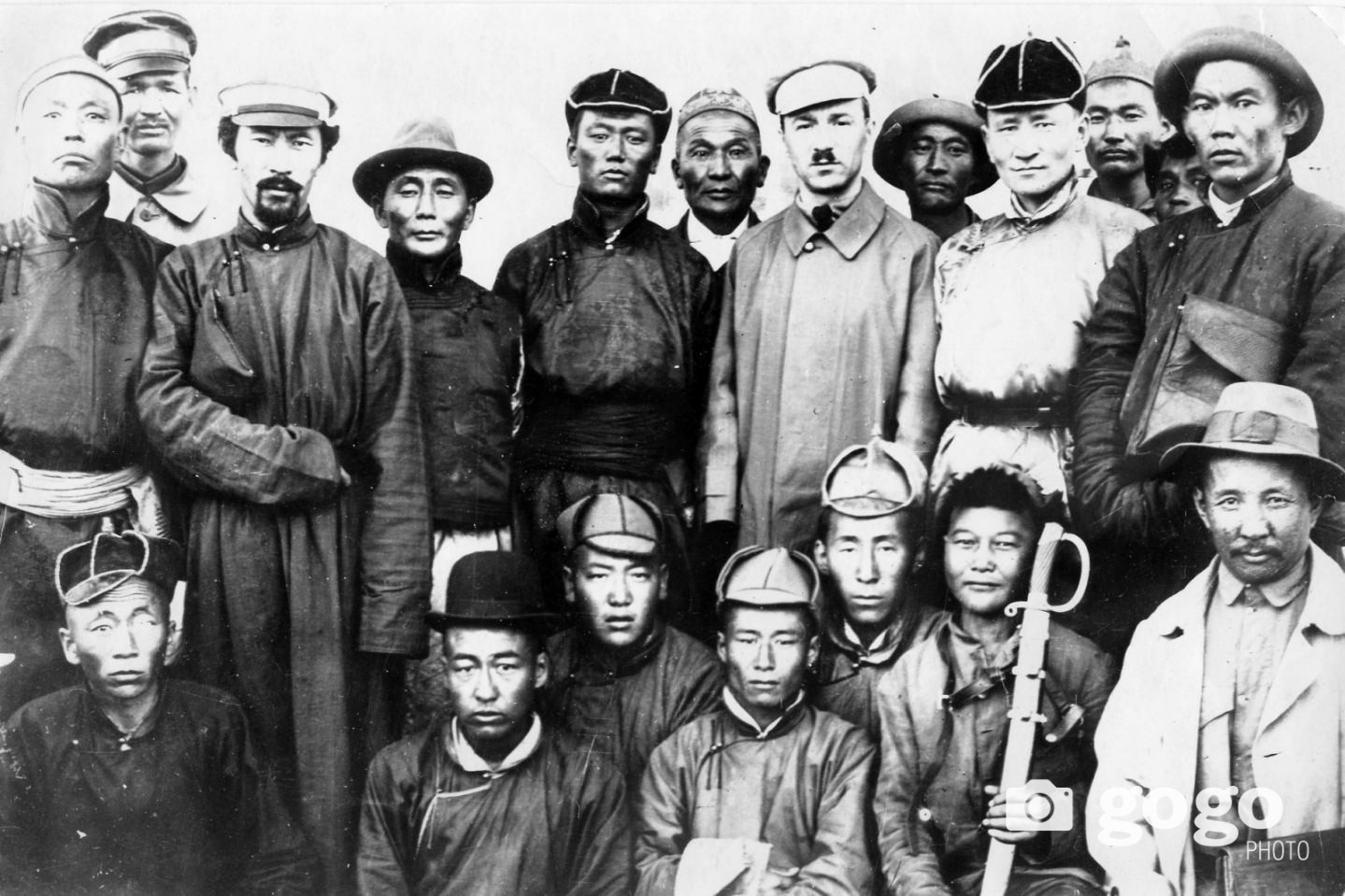 1921 оны 9-р сард. Өвөр эгнээнд зүүн гар талаас 3-рт М.Бат-Очир