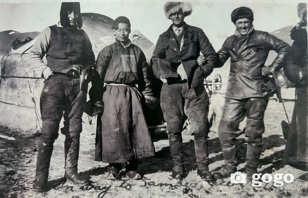 М.Бат-Очир Дани улсын Цахилгаан мэдээний нийгэмлэгийн холбоочдын хамт