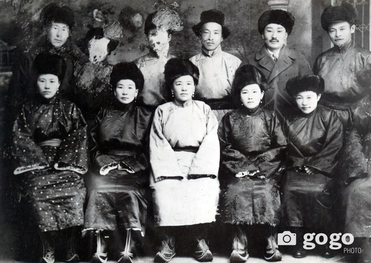 Урд эгнээний зүүн гар талаас 2-рт М.Бат-Очирын гэргий М.Дашням