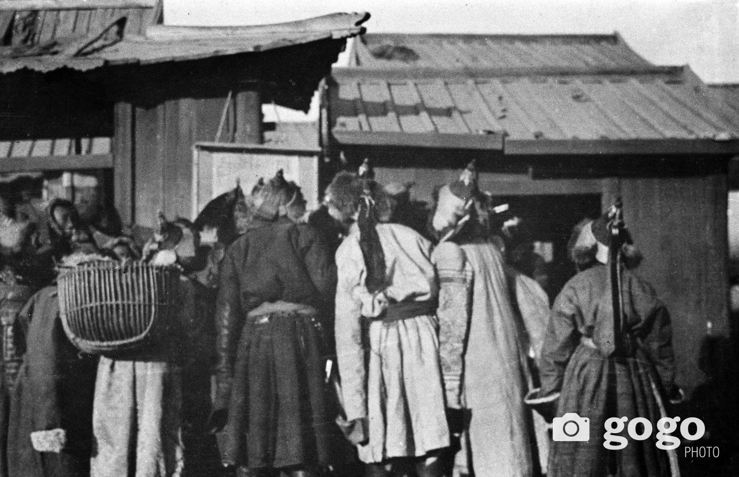 Тунхаг зарлалыг тойрон үзэж буй Монголчууд. МСН-ОМС219-3. 