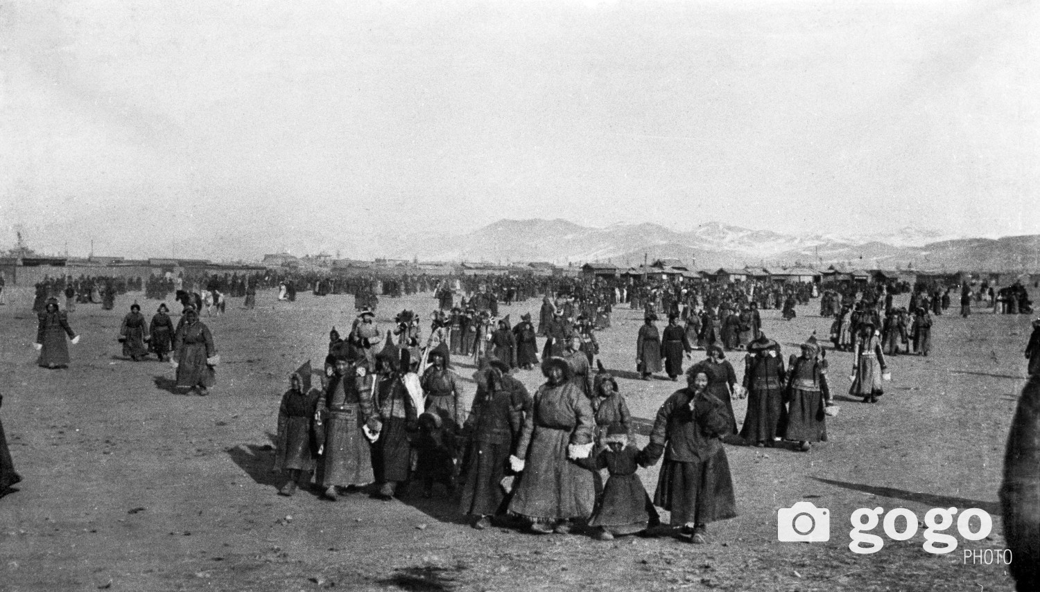 Тусгаар тогтнолоо сэргээн тунхаглах түүхэн үйл хэргийг үзэхээр явж буй Монголчууд. Хамгийн сайхан хувцас хэрэгсэлээ өмсчээ.  МСН-ОМС219-3. 