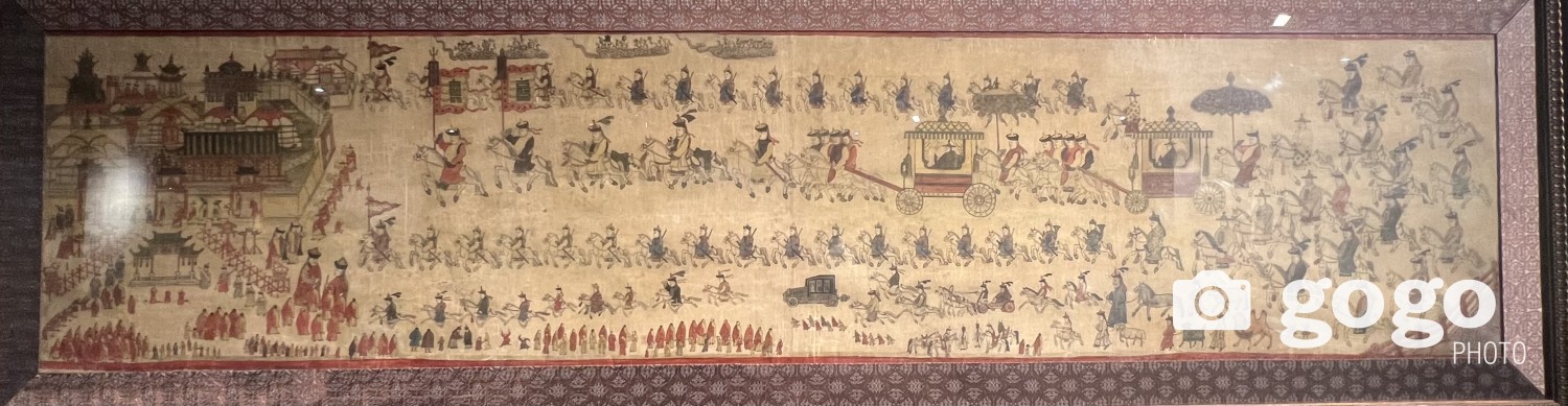 Богд хаан Төрийн ордонд заларч буй төрийн ёслолын жагсаал. Чингис хаан Үндэсний музей.