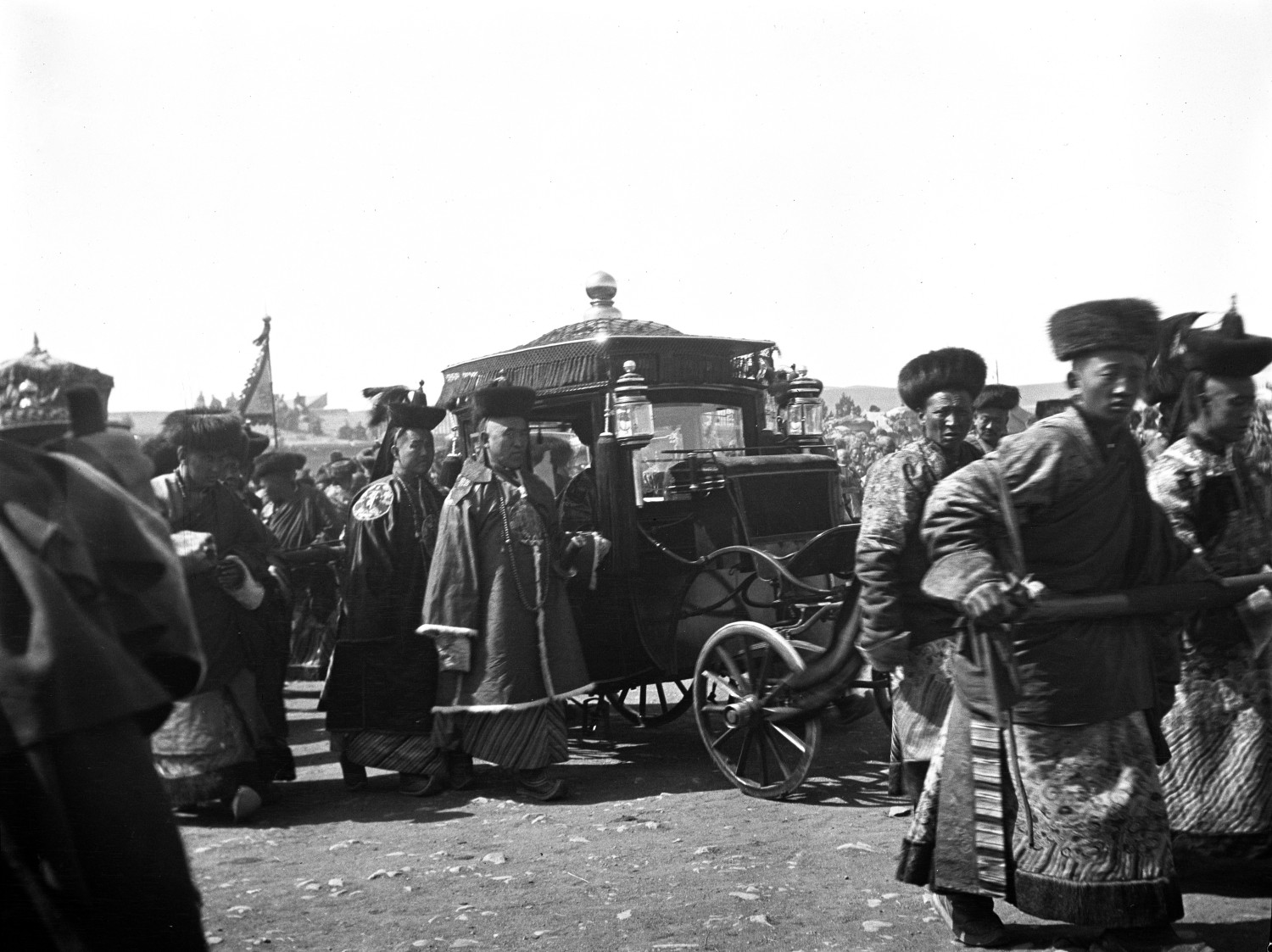 Богд хааны заларч явдаг сүйх тэргийг төрийн их сайд Дайчин Чин ван Ханддорж, Далай ван Гомбосүрэн нар түшин яваа нь. 