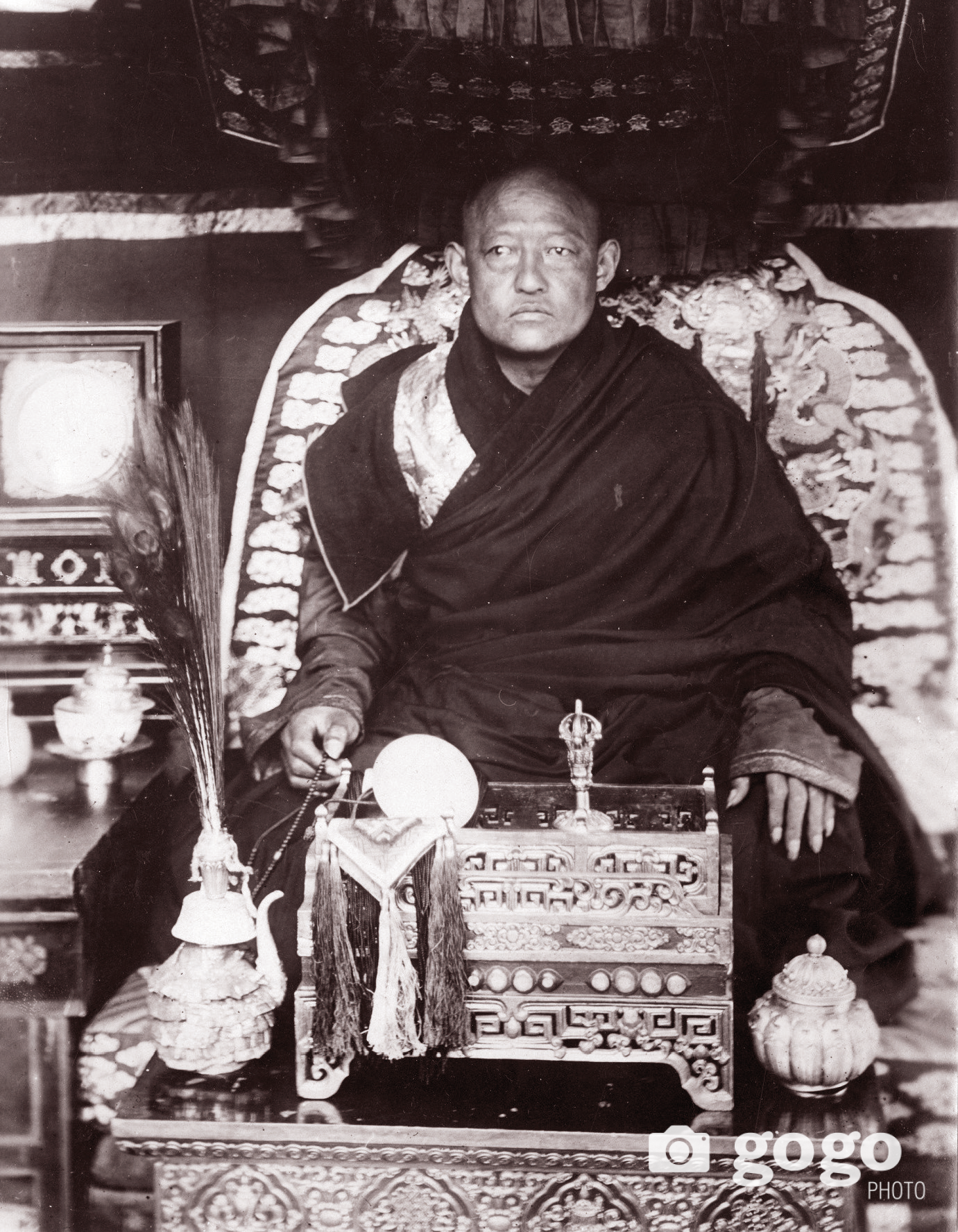 Эрдэнийн сууринд суусан Богд хааны хөрөг. 