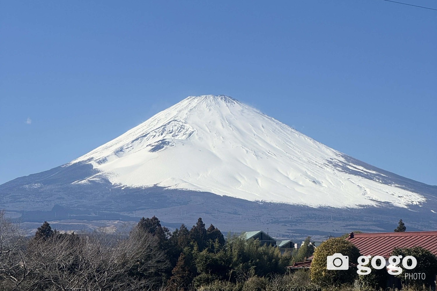 Мацүнохагийн гэрийн гаднаас Фүжи уул харагдах нь.