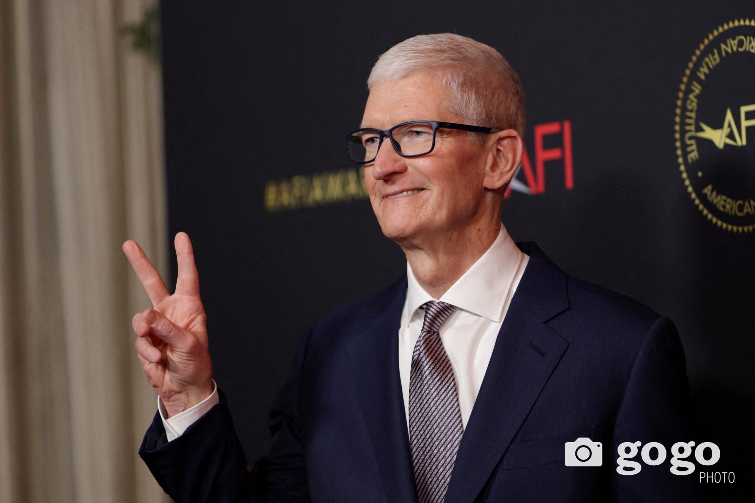 Apple компанийн гүйцэтгэх захирлаар 15 жил ажилласан Тим Күүк.