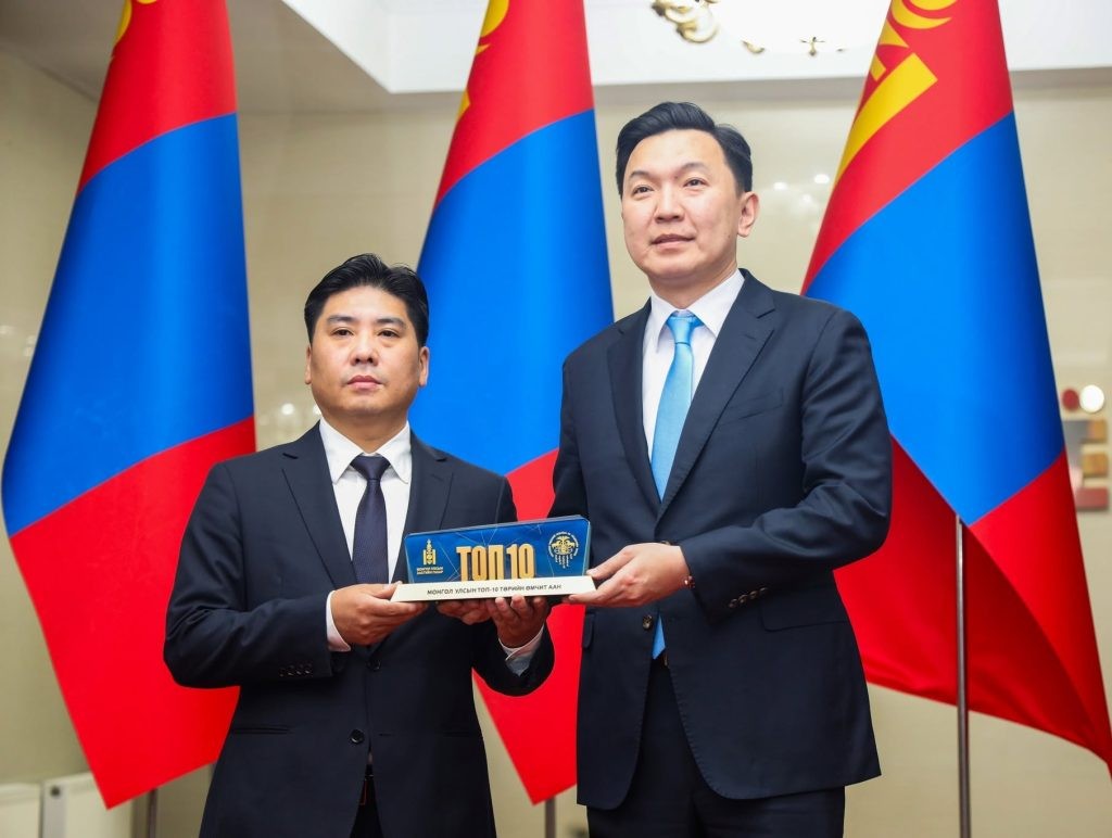 Дарханы төмөрлөгийн үйлдвэрийн захирлын үүргийг түр орлон гүйцэтгэгч Б.Оргил  
