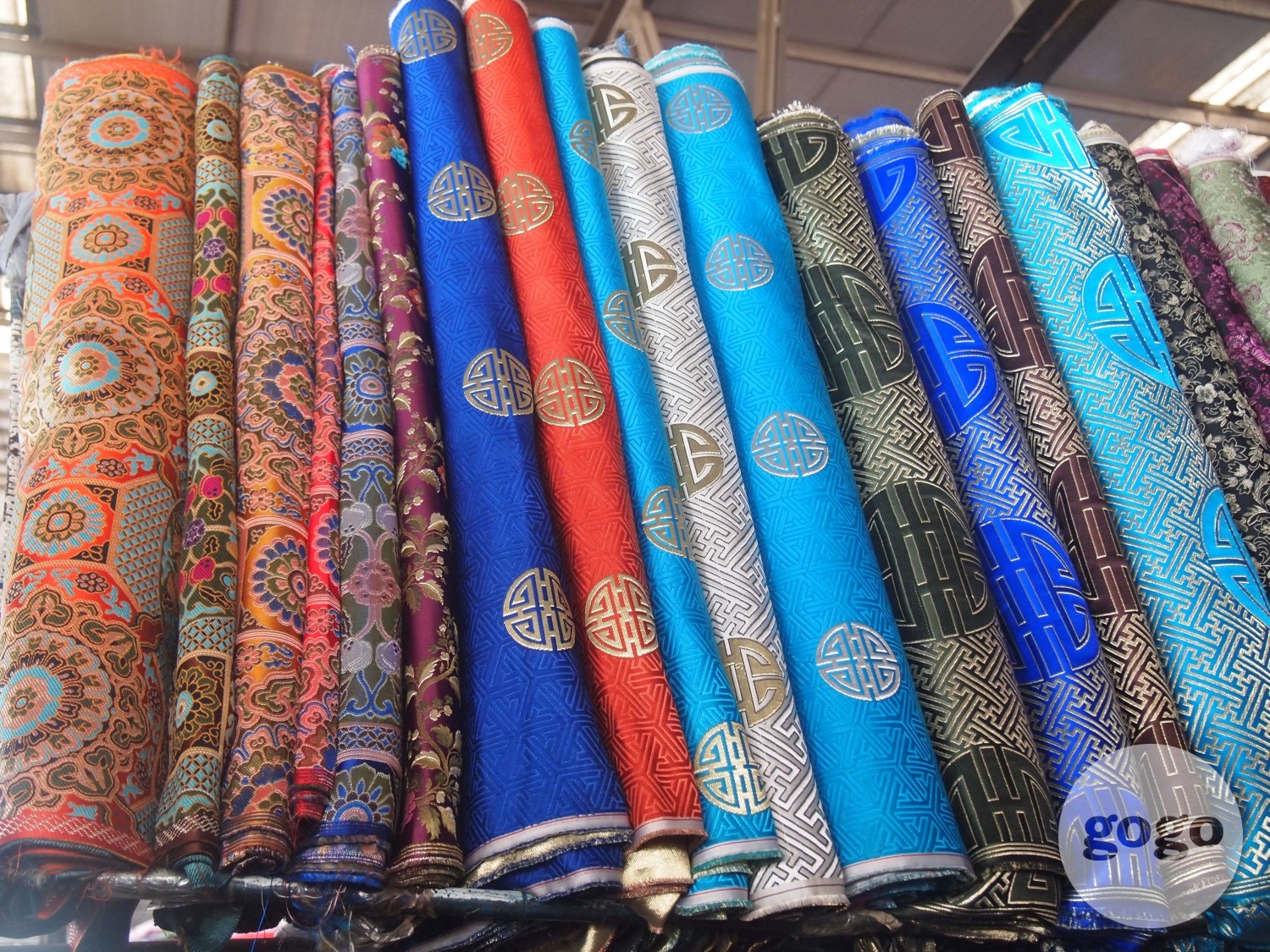 Magnag silk 8.000₮-10.000₮, Termen silk 18.000₮-25.000₮. Buyers are more interested at Magnag silk according to the salesperson.