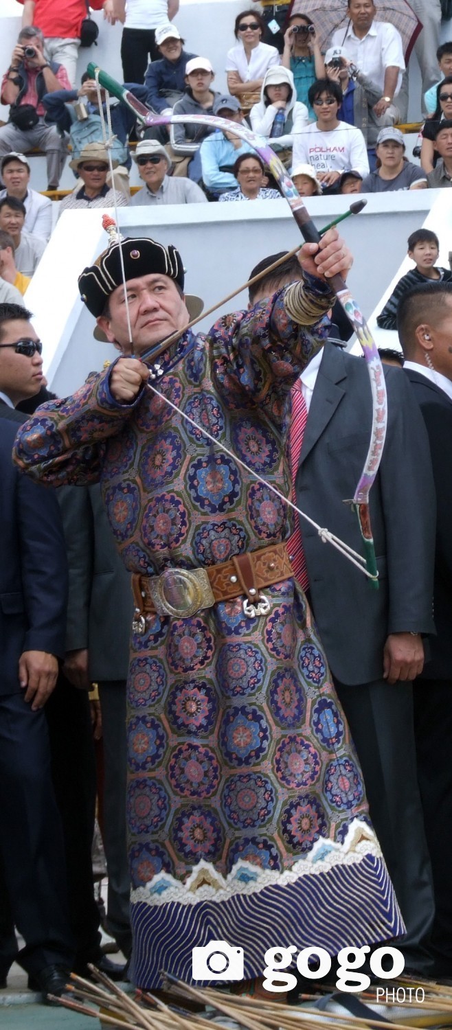 2008 оны Үндэсний их баяр наадам, Монгол Улсын Ерөнхийлөгч асан Н.Энхбаяр сум тавьж байгаа нь