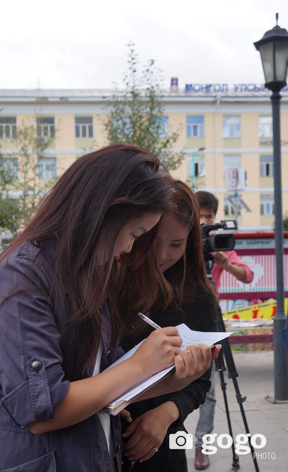 Collecting signatures from students who are protesting against the increase in tuition fees. 