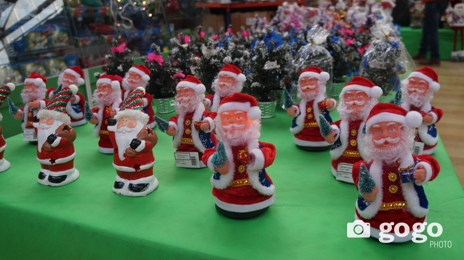 Prices for little Santa Claus for desk to average sized Santa Claus is ranging between MNT 6300-51500