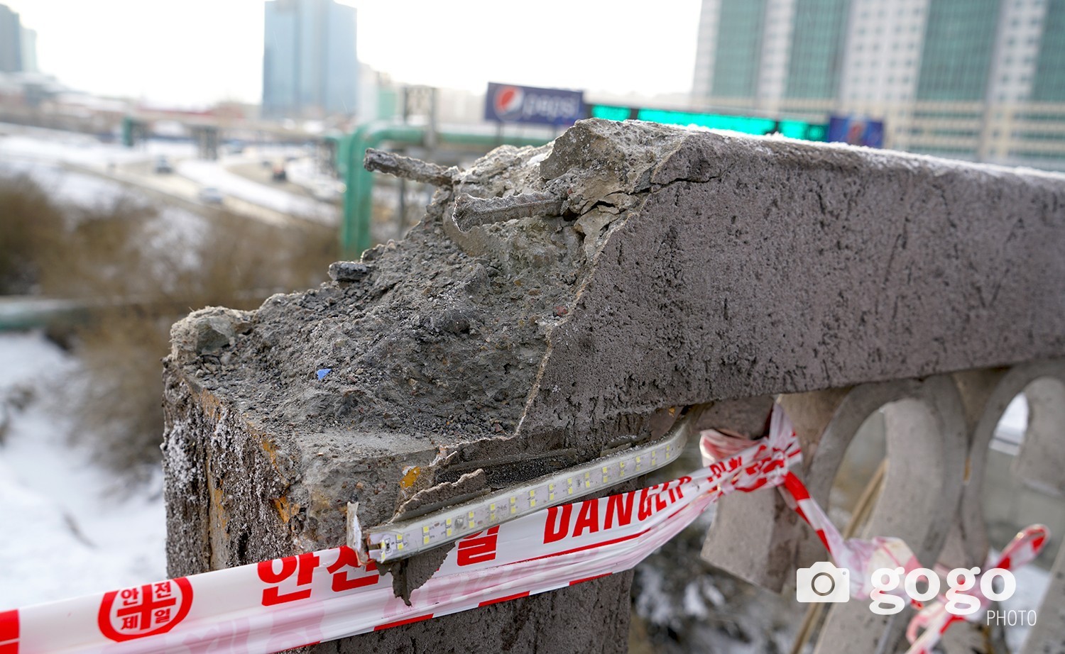 Drunk driver hits lighting poles and destroys bridge railing