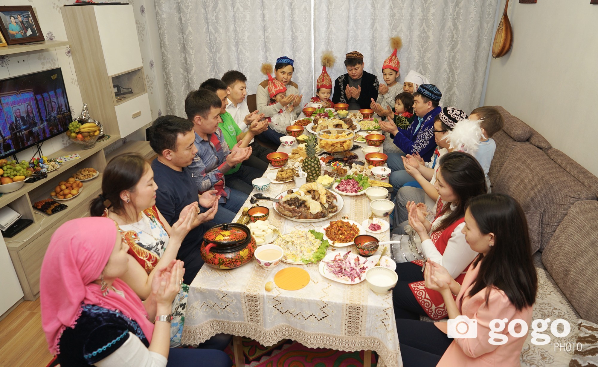 Eldest person of the family must say blessings before eating the dishes. Others must open their hands into their face when listening the blessings. 