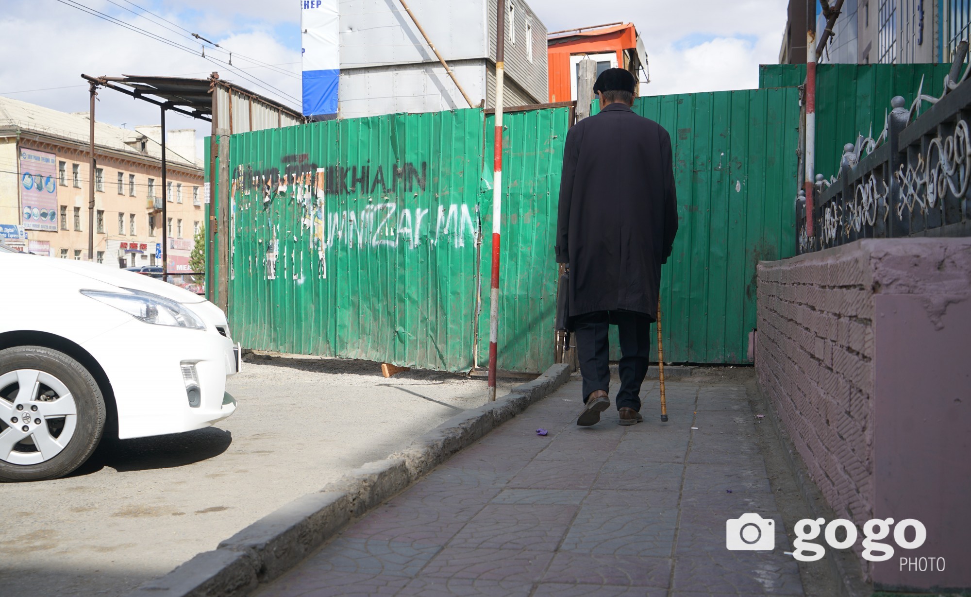 Pedestrian near 25th pharmacy. Too cramped Ulaanbaatar... /2017.04.22/