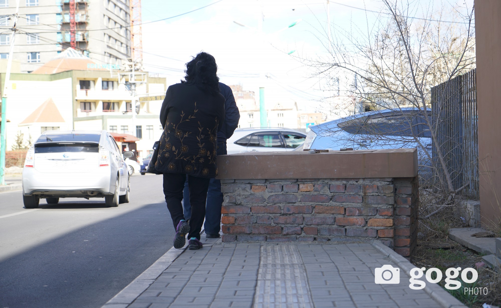 Pedestrian near Embassy of Czech Republik. Too cramped Ulaanbaatar... /2017.04.22/