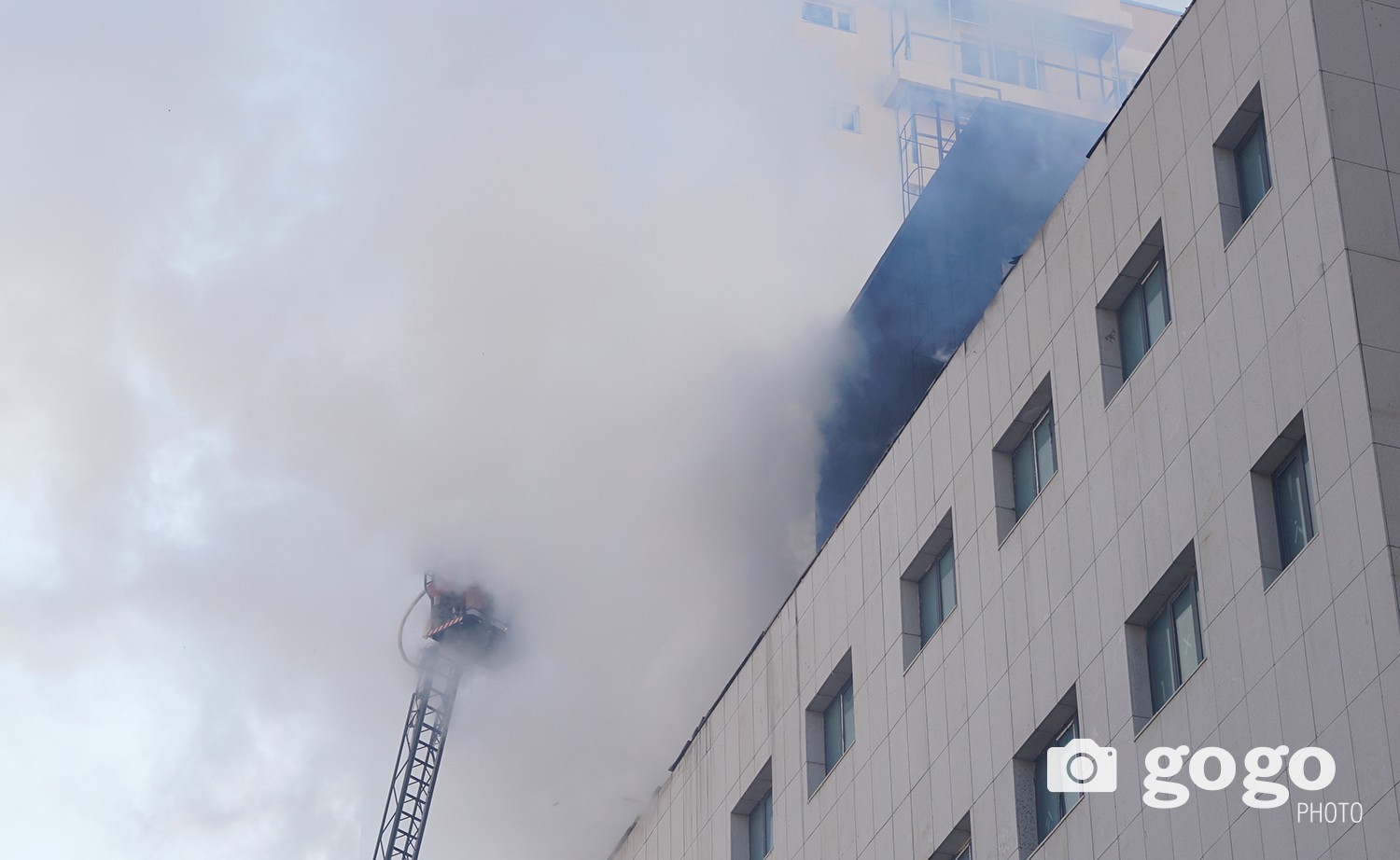 ФОТО: ХӨСҮТ-ийн арын шинэ барилгад гал гарлаа