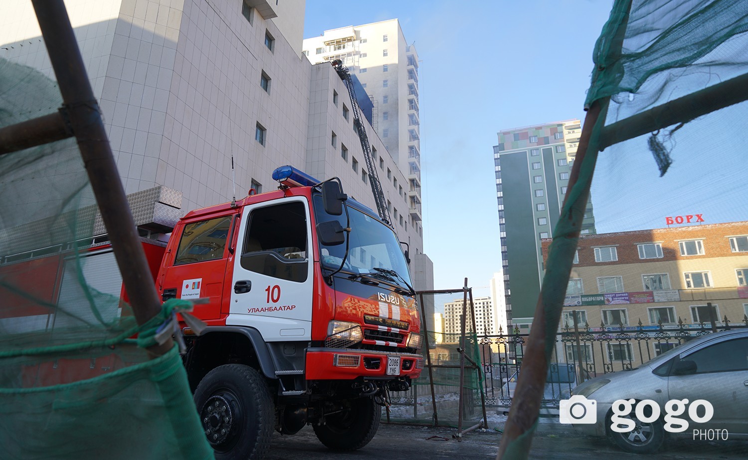 ФОТО: ХӨСҮТ-ийн арын шинэ барилгад гал гарлаа