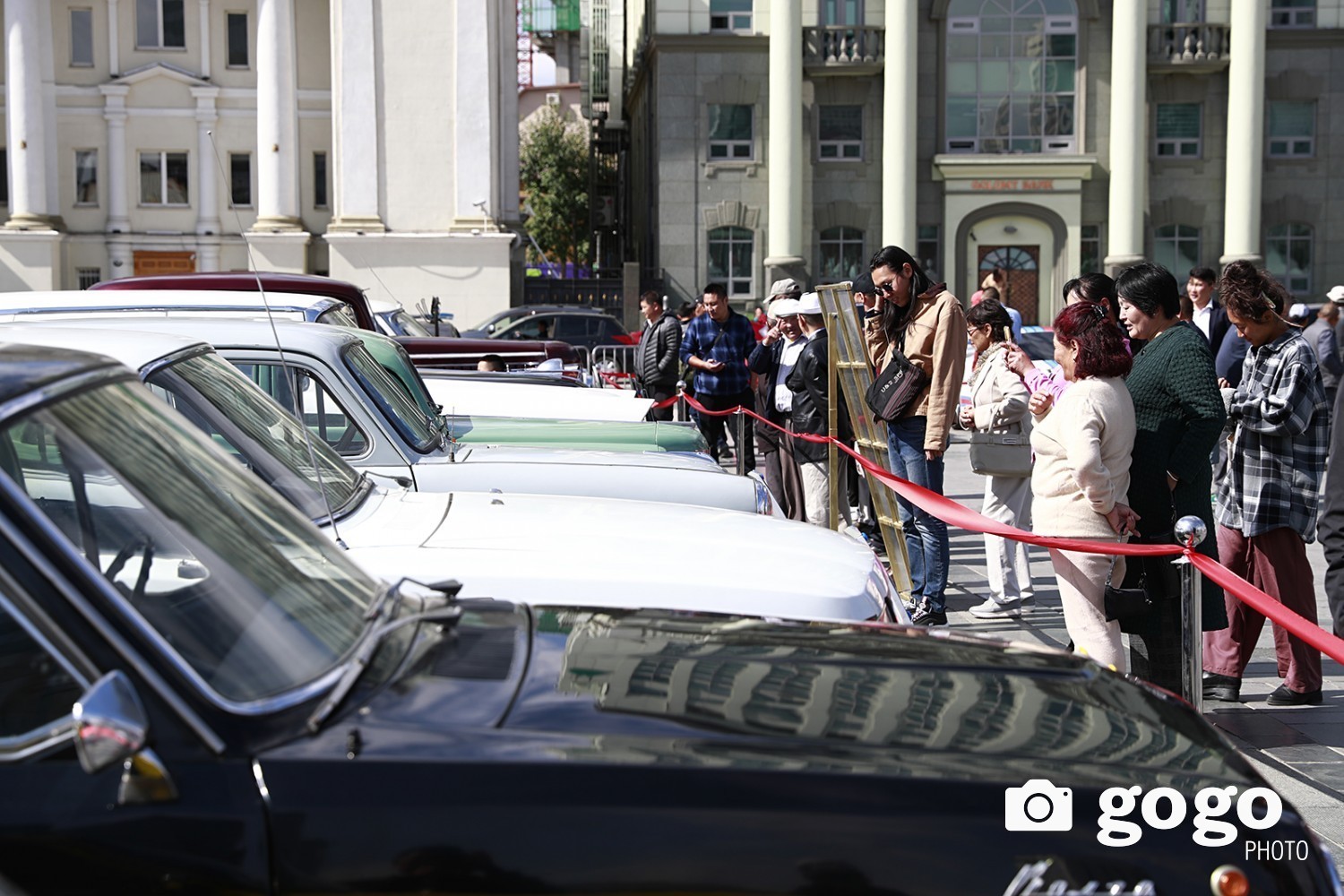 ФОТО: Ховор болон орчин үеийн автомашины үзэсгэлэнгээс