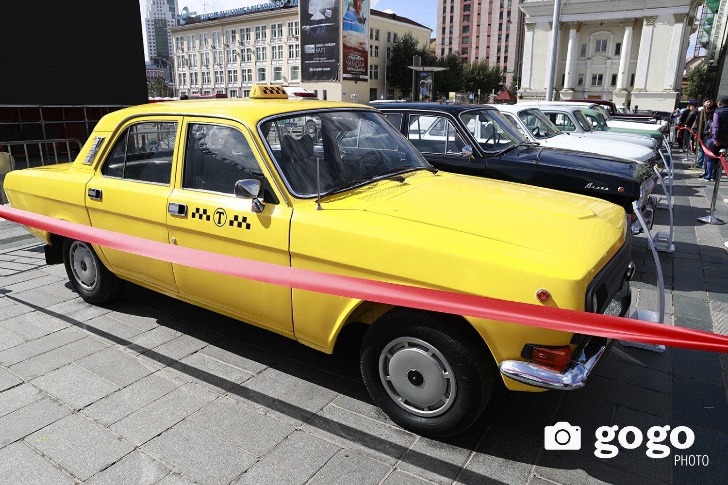 ФОТО: Ховор болон орчин үеийн автомашины үзэсгэлэнгээс