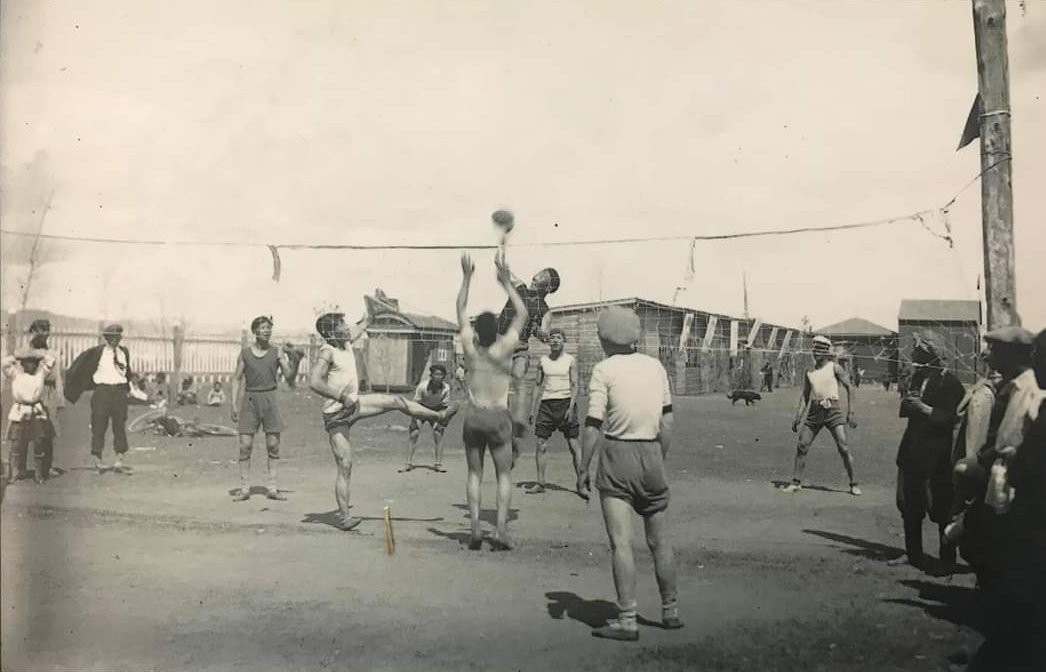 Гар бөмбөг тоглож буй залуус. 1950-иад он.