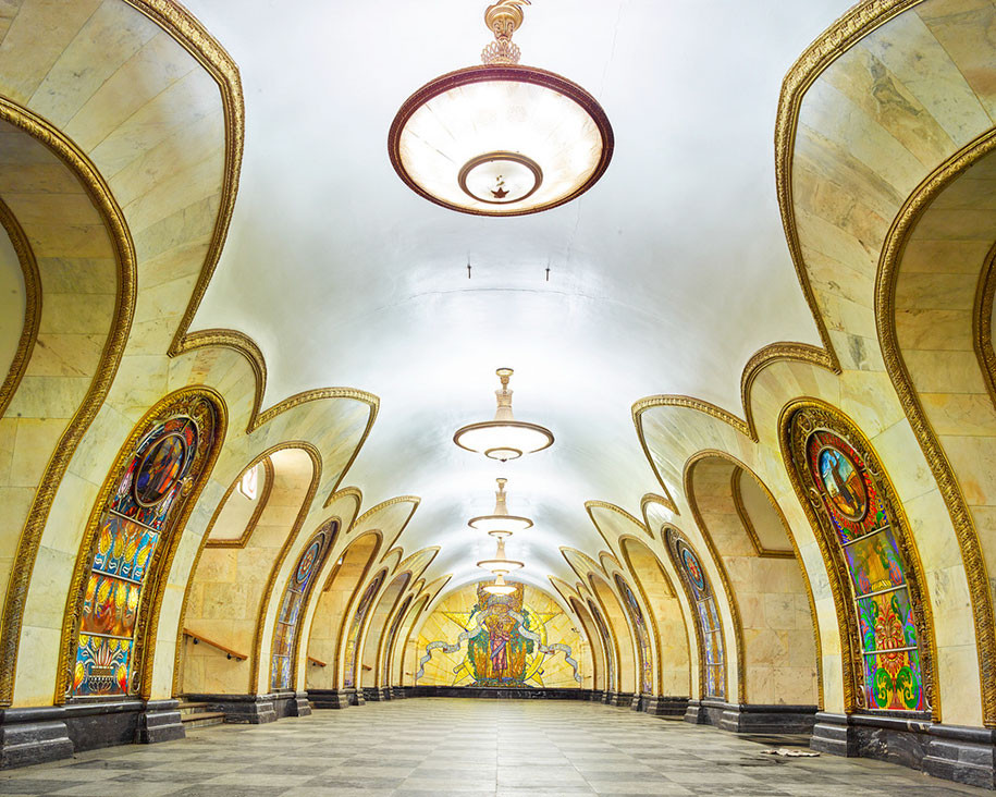 Москвагийн метро-"Газар доорх урлагийн ордон"