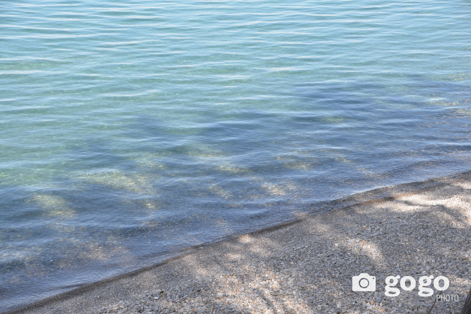 Тунгалаг, цэнгэг устай тул ёроолын чулуу нь туяаран харагдаж, далайн мандлын олон өнгийг үүсгэдэг