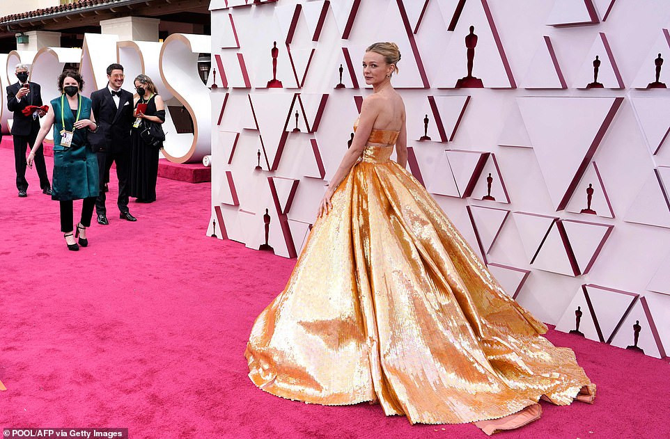 Жүжигчин Кэри Маллиган Оскарын шагналыг санагдуулам алтан шар даашинзаар гангарчээ