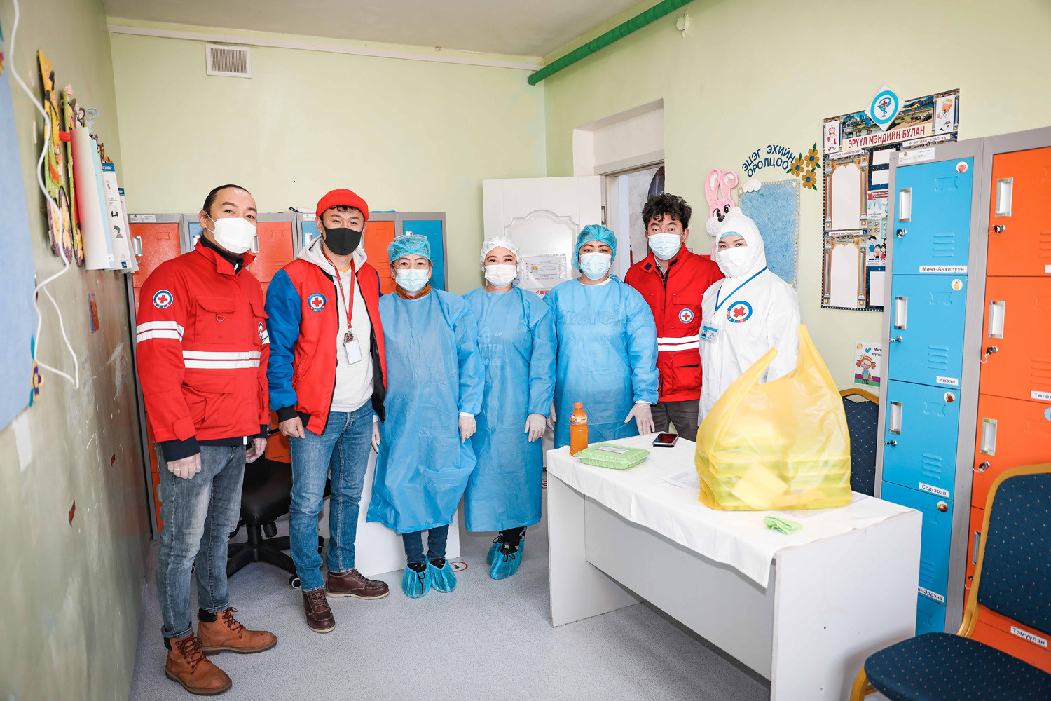 ФОТО: Улаан загалмайчид зогсолтгүй ажилласаар л...
