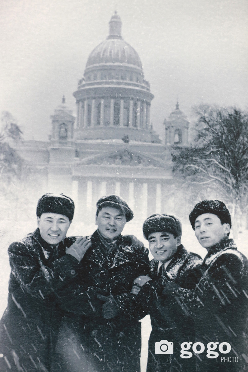 Монголын соёлын зүтгэлнүүдийн оюутан ахуй үе. Зүүн гараас: Д.Лувсаншарав, Ц.Сүхбаатар, Д.Лхагвасүрэн, Д.Маясүрэн. Ленинград. 1958 он