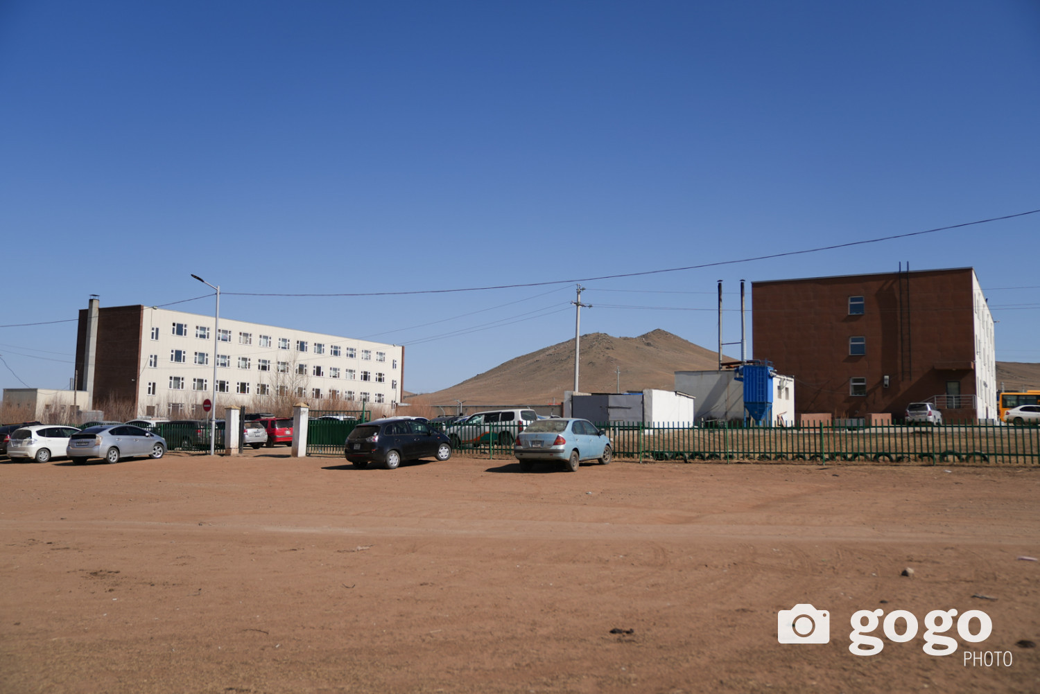 Сургууль орчмын замыг засмал болгох хүсэлтээ өгчээ