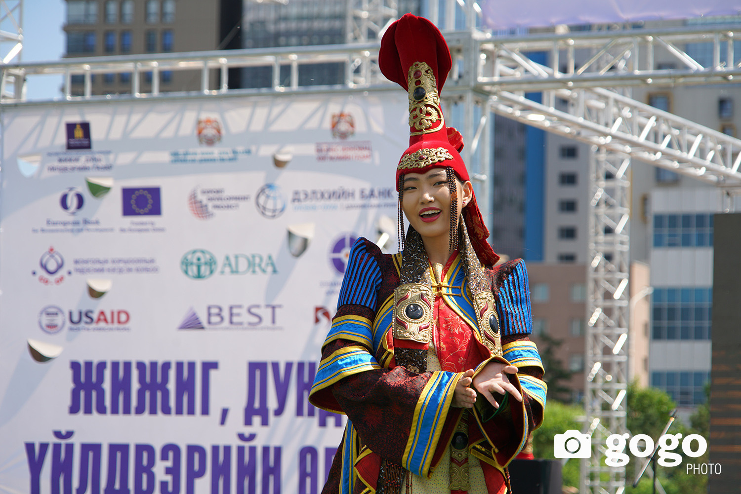 ФОТО: ЖДҮ-ийн үзэсгэлэнд хөөмөл сийлбэрт, 180 сая төгрөгийн үнэтэй гэр ...