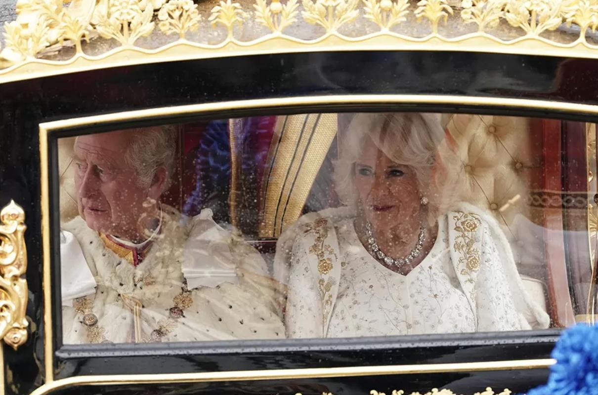 Чарльз хаан, хатан Камилла нар Вестминстерийн сүм рүү явж байгаа нь