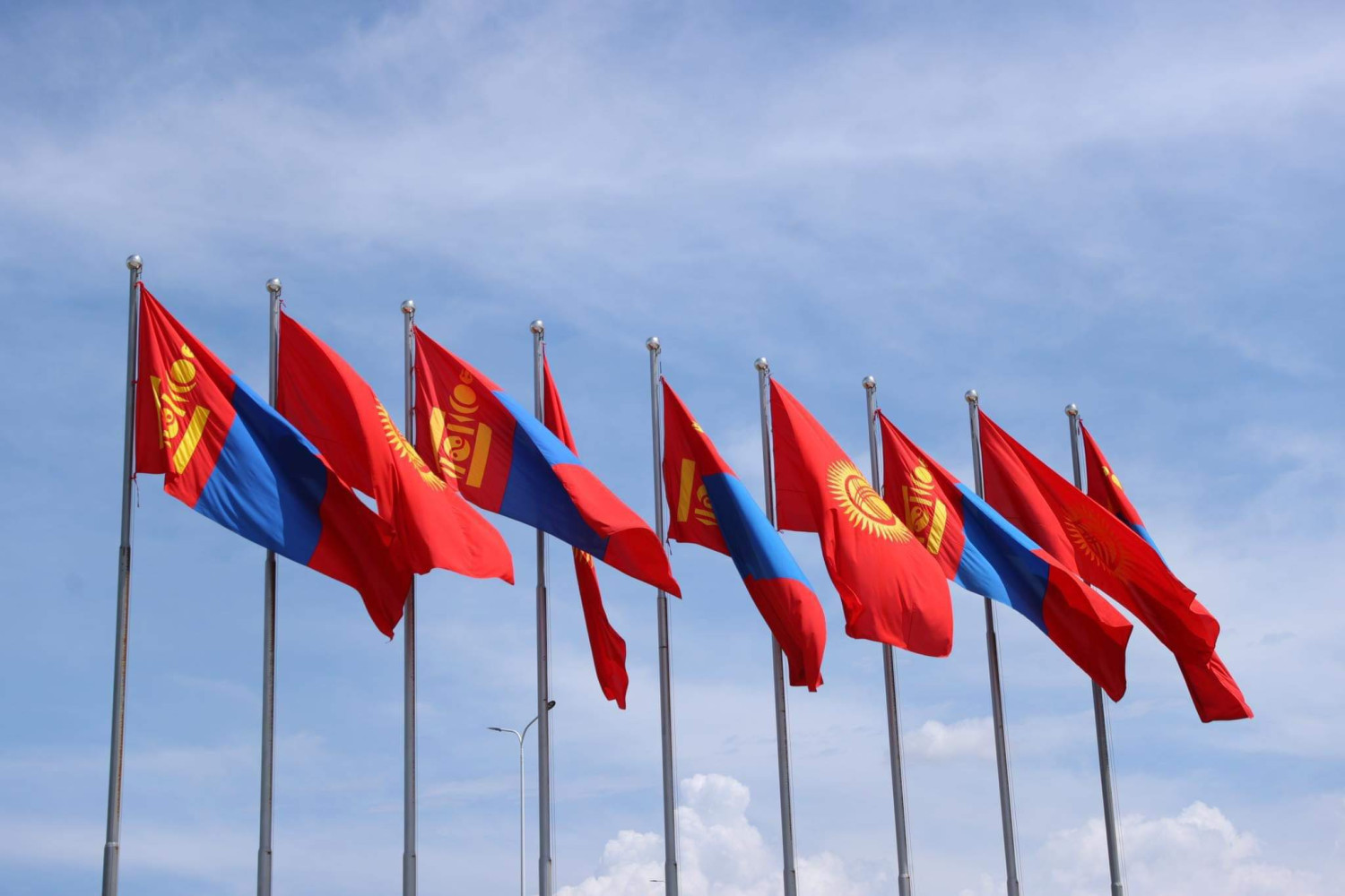 Киргизийн Ерөнхийлөгч 21 жилийн дараа хүрэлцэн ирэв