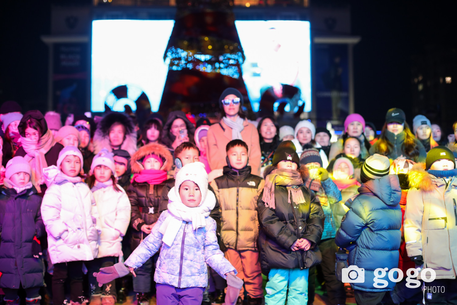 ФОТО: Улсын Их Дэлгүүр сүлд модоо асаалаа