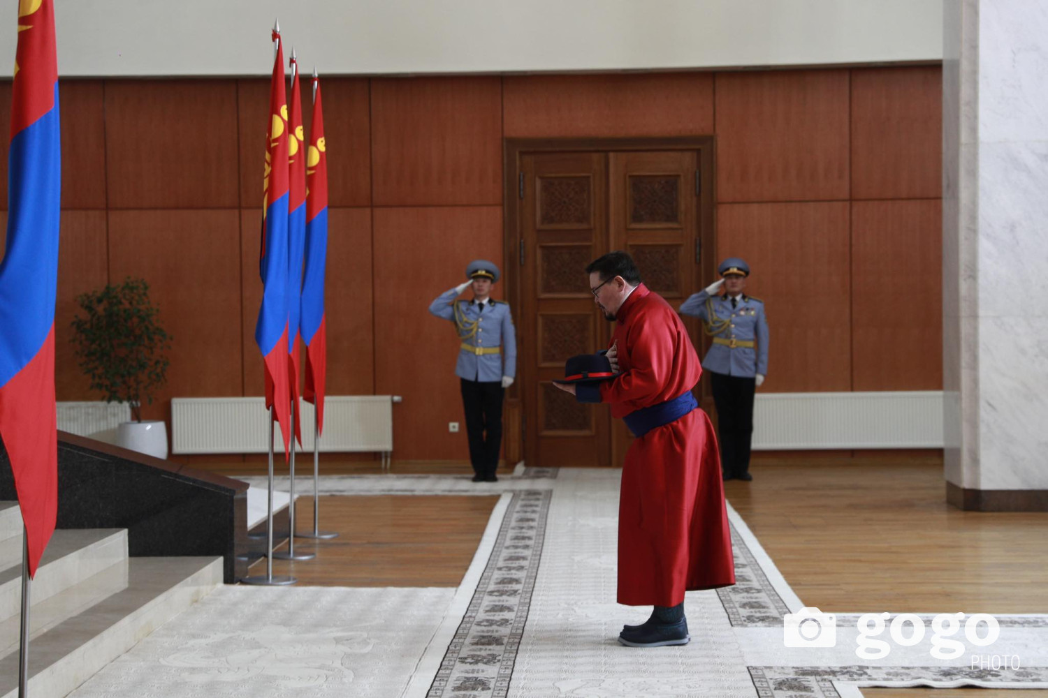 ФОТО: Ерөнхийлөгч, УИХ-ын дарга, Ерөнхий сайд нар ахмад настнуудыг ...