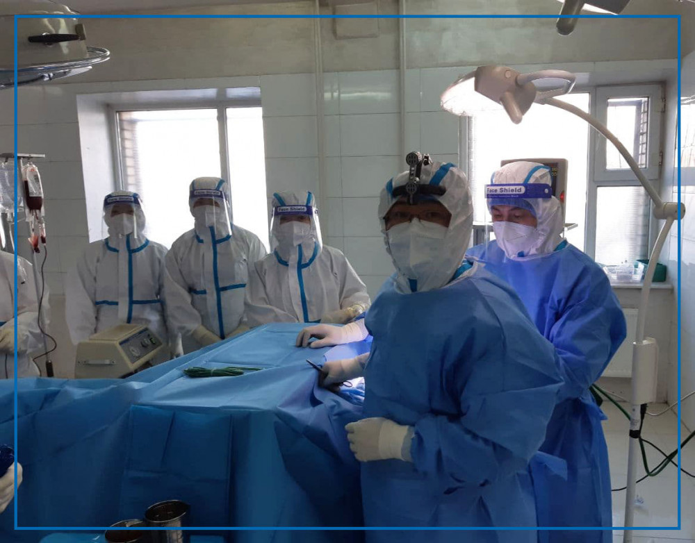 ГССҮТ-ийн эмч нар улаан бүсэд орж, халдвартай өвчтөнд тархины мэс засал хийжээ