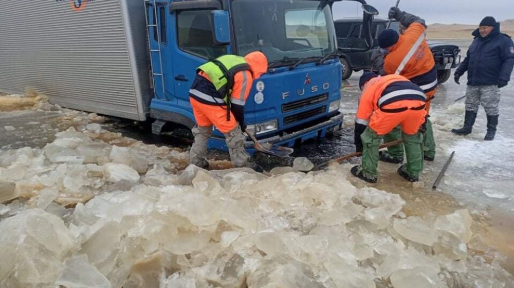 ФОТО: “Дөрөлж” нууранд живсэн шатахуун ачсан автомашиныг татан гаргалаа