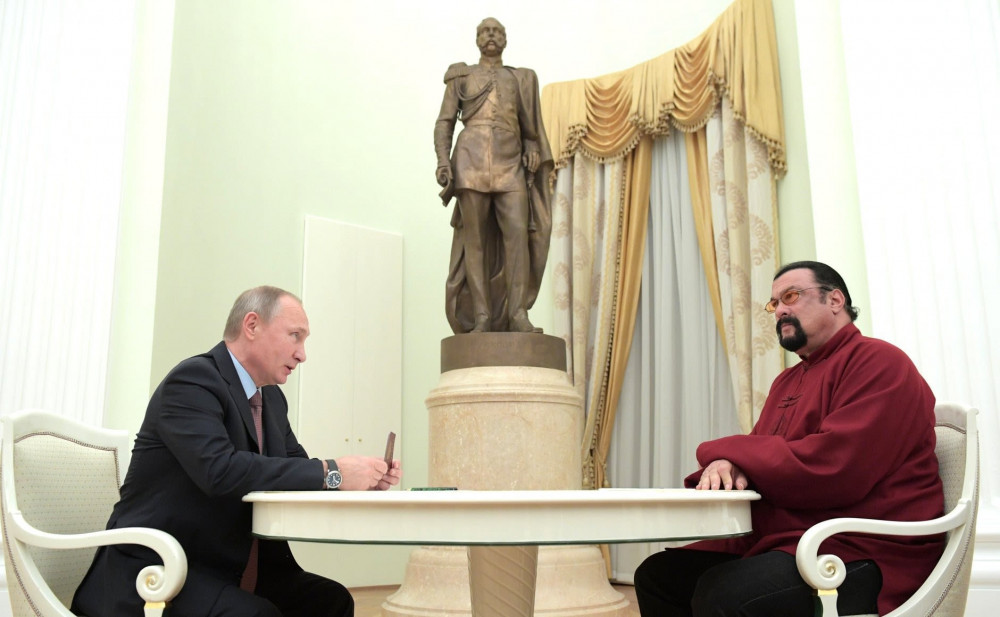 Владимир Путин жүжигчин Стивен Сигалыг Найрамдал одонгоор шагнажээ