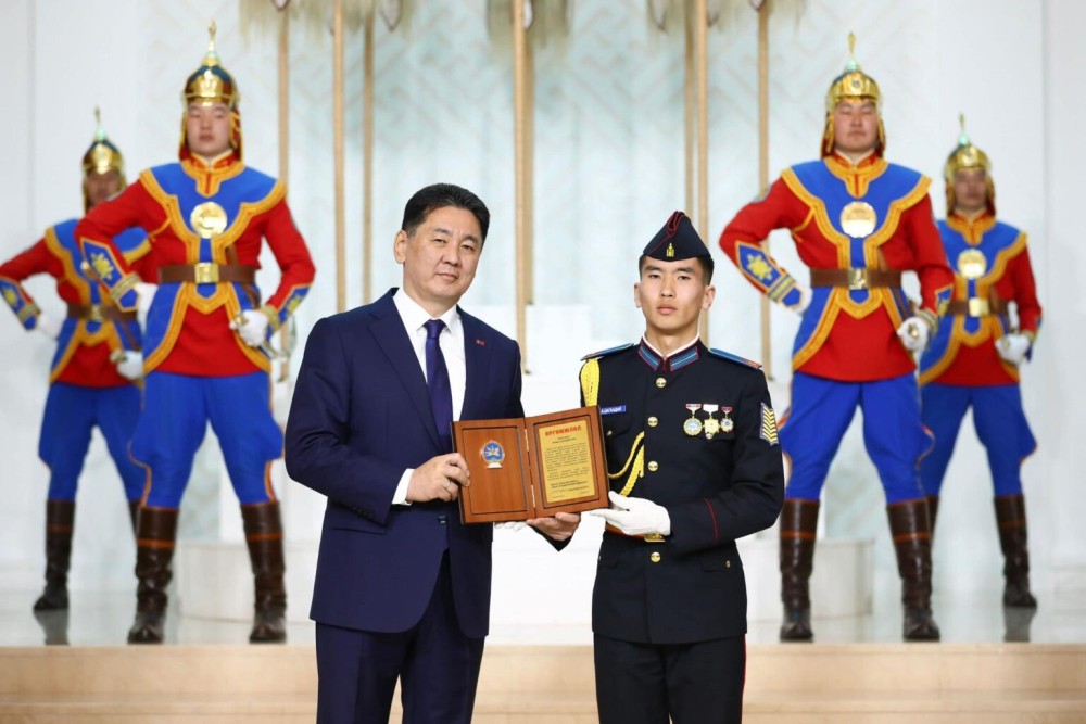 Шилдэг сонсогч, сурагчид шагнал гардууллаа