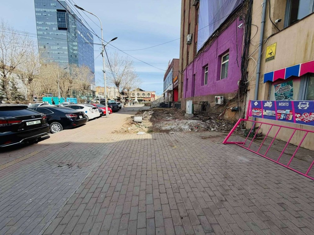 Зөвшөөрөлгүй барьсан өргөтгөлийг буулгаж, явган хүний замыг чөлөөллөө