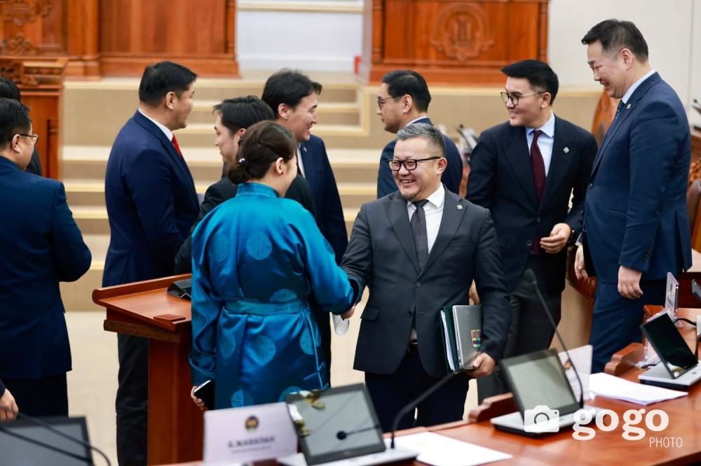 126 гишүүнээс зургаан гишүүн чуулганы нээлтэд байсангүй