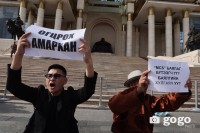 ФОТО: "Огцрох амархан" VS "Ухаа худгаа авъя"